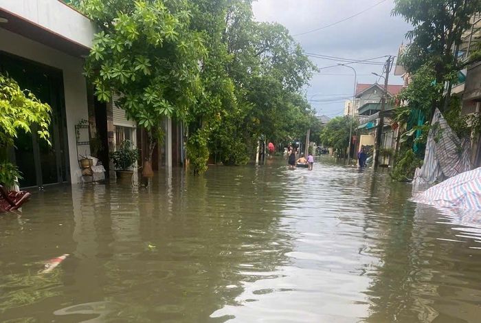 Trận mưa kéo dài nhiều giờ khiến một số tuyến đường chìm trong biển nước. (Ảnh: Song Hoàng)