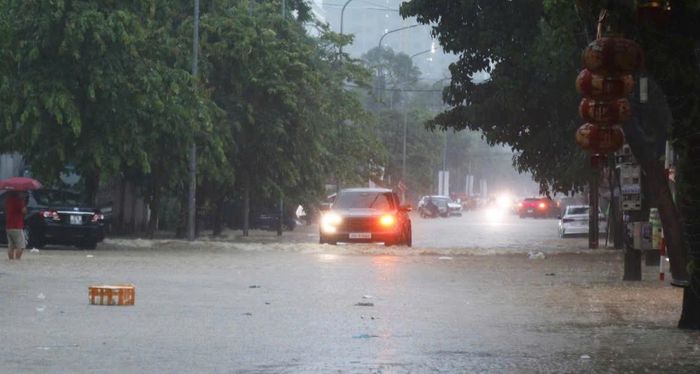 Rác trôi nổi trên đường phố sau nhiều giờ mưa lớn. (Ảnh: Song Hoàng)