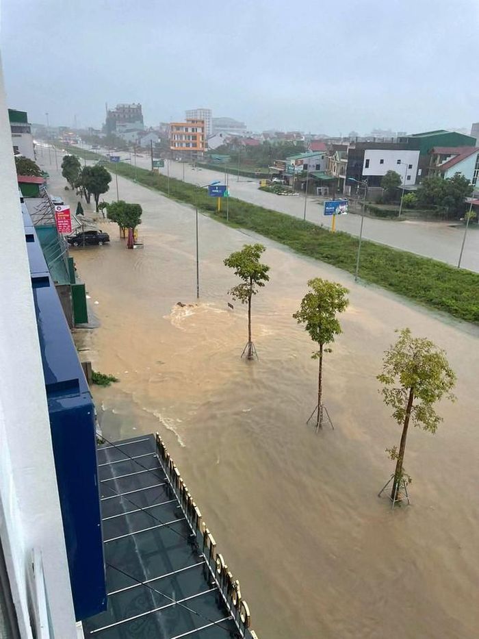 Nhiều tuyến phố chính ngập sâu, khiến việc đi lại của người dân gặp nhiều khó khăn. (Ảnh: N.Dũng)