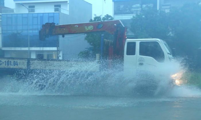 Mưa lớn khiến nhiều tuyến phố khu vực trung tâm Vinh ngập sâu chiều 20/8. (Ảnh: Song Hoàng)