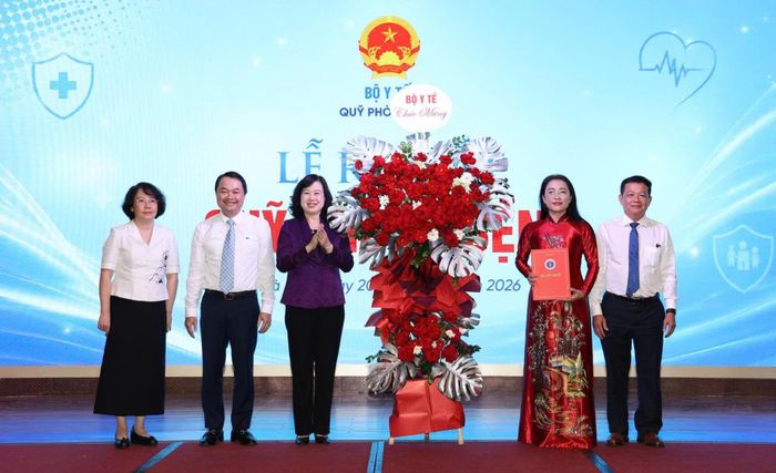 Bộ trưởng Bộ Y tế Đào Hồng Lan tặng hoa của Bộ Y tế chúc mừng Quỹ Phòng bệnh. Ảnh: Trần Minh