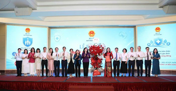 Bộ trưởng Bộ Y tế Đào Hồng Lan cùng các đại biểu chúc mừng Quỹ Phòng bệnh. Ảnh: Trần Minh