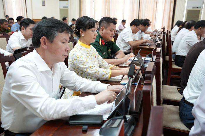 Tại kỳ họp, các đại biểu thông qua Nghị quyết thành lập Sở Văn hóa, Thể thao và Du lịch TP Huế  trên cơ sở hợp nhất Sở Văn hóa và Thể thao và Sở Du lịch. Ảnh: M.T.