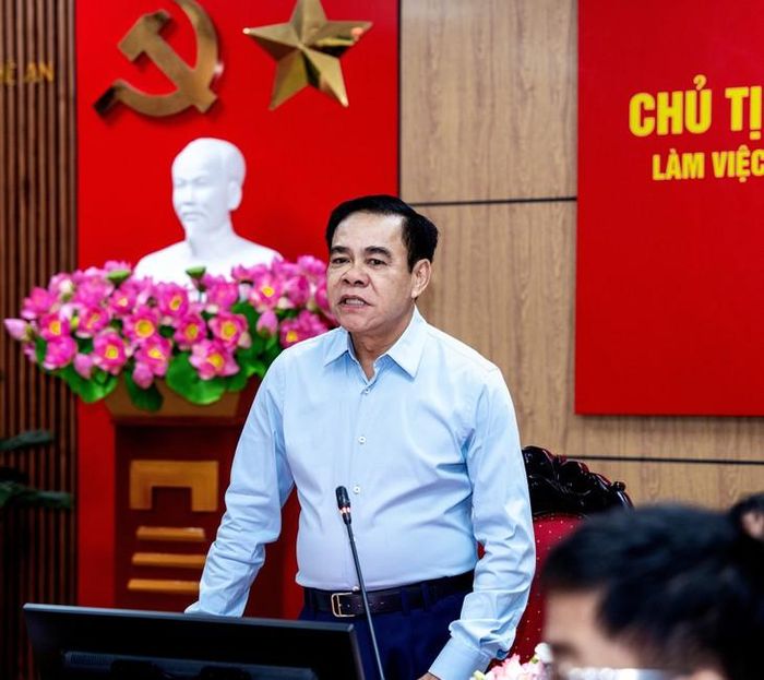 Chủ tịch UBND tỉnh Võ Trọng Hải phát biểu kết luận, chỉ đạo tháo gỡ các khó khăn, tạo điều kiện để Bệnh viện Hữu nghị Đa khoa Nghệ An phát triển. ẢNH: A.L.