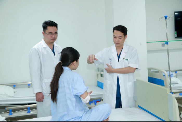 Các bác sĩ trò chuyện với bệnh nhân trong quá trình thăm khám lại.  Ảnh: BVCC
