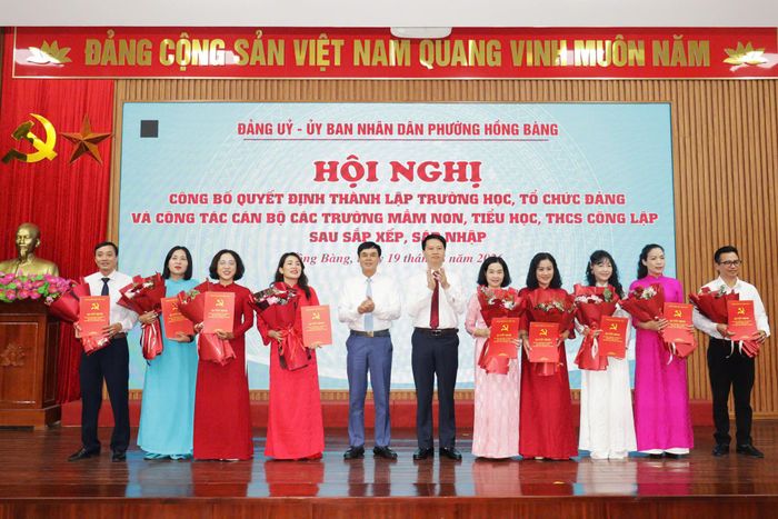 Cán bộ quản lý khối trường học sau sắp xếp của phường Hồng Bàng nhận quyết định bổ nhiệm. Ảnh: Hoàng Tùng