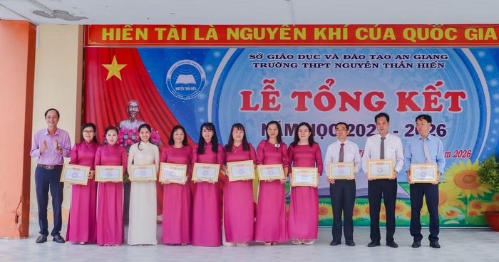  Cô Hà Thanh Trúc (người thứ 3, bên trái) trong quá trình công tác tại trường THPT Nguyễn Thần Hiến. Ảnh: Đoàn trường THPT Nguyễn Thần Hiến. 