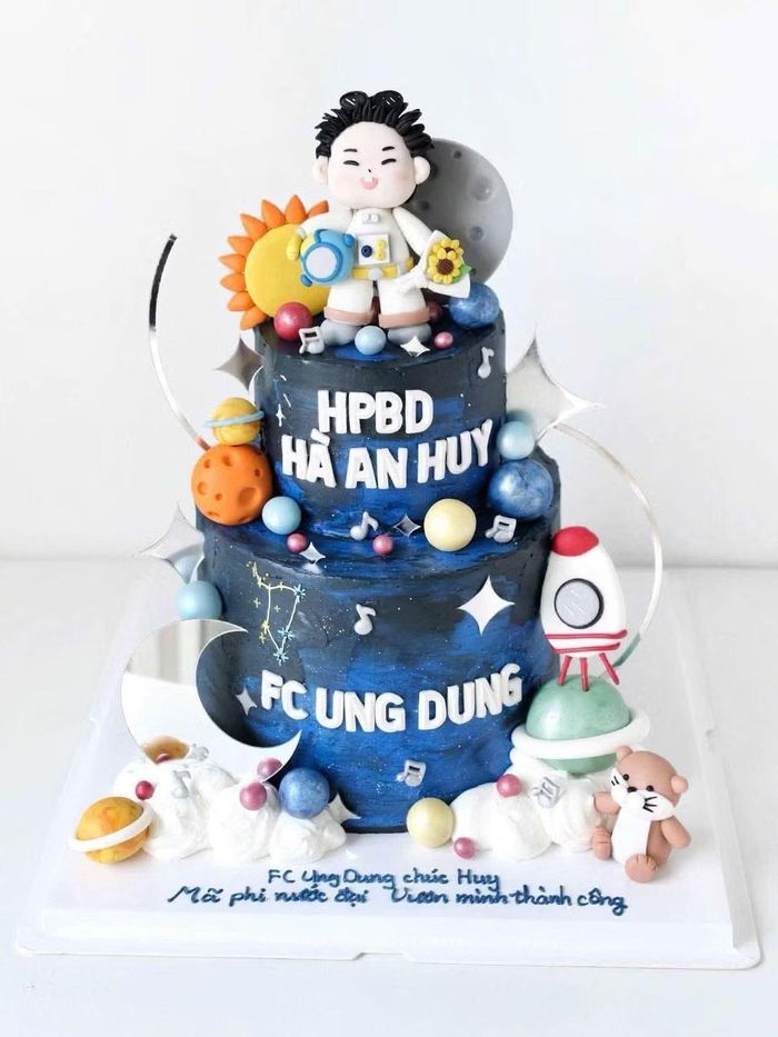 Hoa hướng dương rực rỡ cùng bánh sinh nhật được FC UngDung gửi tặng Hà An Huy trong dịp sinh nhật năm nay. Ảnh: FC UngDung.