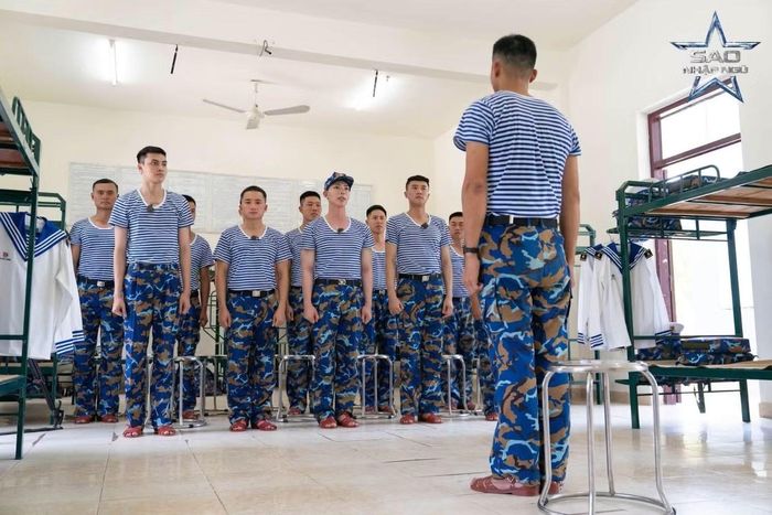 Việc đặt nặng vấn đề ngoại hình khiến Erik "lạc quẻ": Ở trong nhà đội mũ vì tóc vừa cắt chưa gội đầu, đi ăn trưa nhưng chỉ uống nước, ăn ít tinh bột.