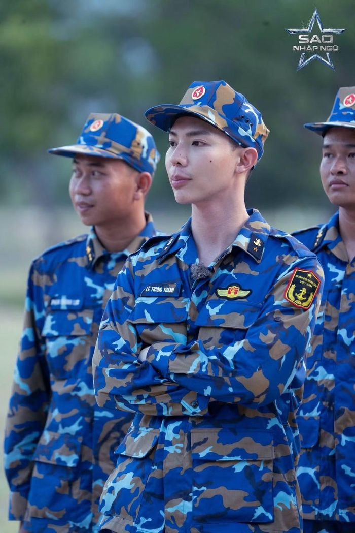 Sau buổi sáng có phần lúng túng, Erik đã lấy lại phong độ, thoải mái tham gia các hoạt động giao lưu văn nghệ, tập luyện vào buổi chiều.