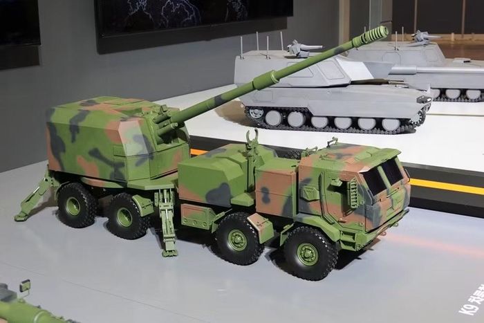 Việc khai hỏa có thể thực hiện sau 20 giây kể từ lúc dừng lại, quá trình rời vị trí bắn hoàn thành sau 50 giây kể từ phát đạn cuối cùng. Cơ số đạn sẵn sàng chiến đấu gồm 40 viên. Kíp lái được bố trí riêng trong cabin và gồm 2 - 3 người.