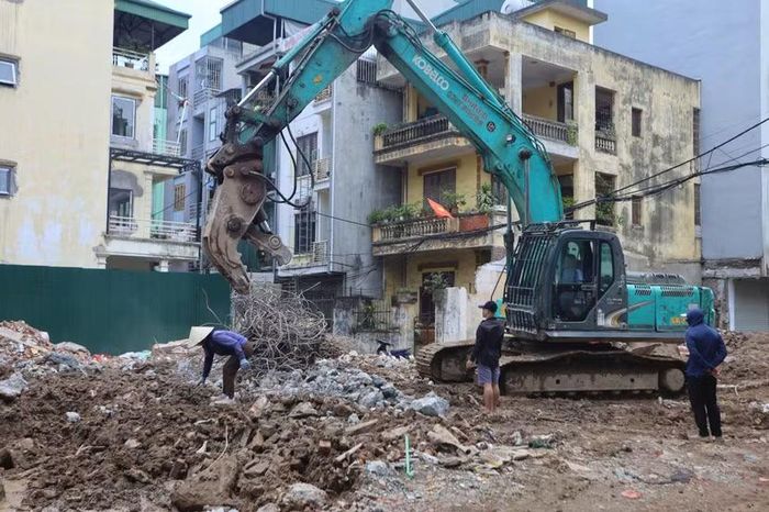 Máy xúc phá dỡ công trình nằm trong phạm vi dự án. Theo phương án được phê duyệt, dự án cải tạo, mở rộng ngõ 381 Nguyễn Khang có tổng mức đầu tư khoảng 315 tỷ đồng, nhằm hình thành tuyến đường kết nối từ khu vực Thành Thái đến Nguyễn Khang.
