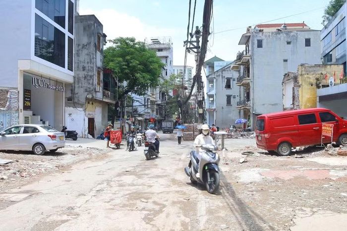 Những căn nhà cũ bị phá dỡ mở ra phần mặt bằng mới giữa khu dân cư.