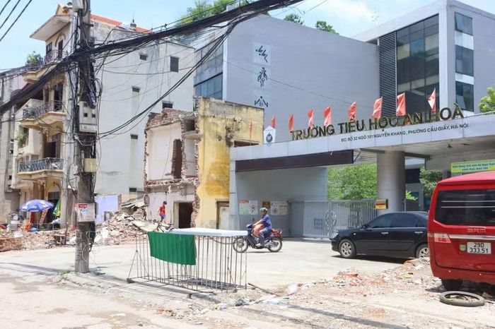 Những căn nhà nằm trong phạm vi giải phóng mặt bằng ngay cạnh trường tiểu học lần lượt được tháo dỡ. Ngõ 381 Nguyễn Khang nhiều năm là điểm nghẽn giao thông của khu vực Cầu Giấy do lòng đường hẹp nhưng phải gánh lượng phương tiện lớn.