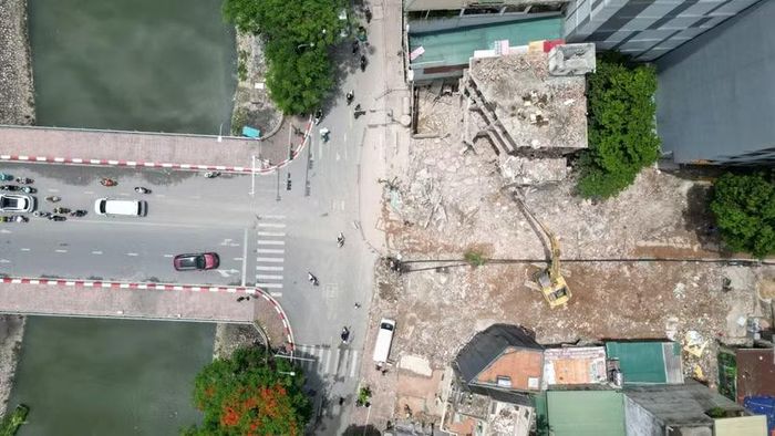 16135.jpgTừ trên cao, khu vực công trường cho thấy rõ sự thay đổi của không gian đô thị: một bên là tuyến giao thông hiện hữu, bên kia là mặt bằng rộng đang được hình thành sau khi các công trình được tháo dỡ. Sau khi hoàn thành, tuyến đường 381 Nguyễn Khang sẽ có mặt cắt khoảng 21,5m.