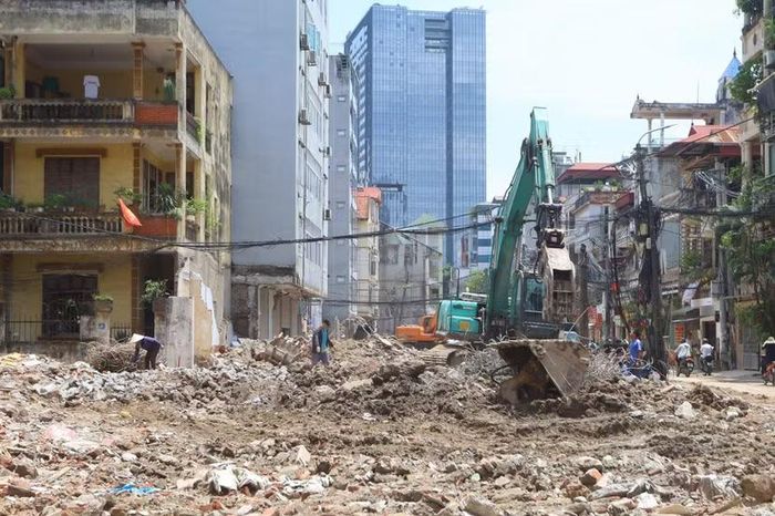 Máy xúc xử lý đất đá giữa khu dân cư hiện hữu. Việc mở rộng ngõ 381 Nguyễn Khang được kỳ vọng giải quyết điểm nghẽn giao thông kéo dài nhiều năm tại khu vực Cầu Giấy, nơi tuyến đường cũ thường xuyên quá tải vào giờ cao điểm.