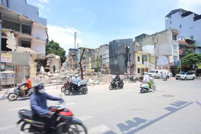 Trong lúc công trường diễn ra, dòng phương tiện vẫn phải lưu thông qua khu vực. Trước khi mở rộng, ngõ 381 Nguyễn Khang có nhiều đoạn chỉ rộng 3-5m, từng được ví là “ngõ khổ” do thường xuyên ùn tắc và hạ tầng xuống cấp.
