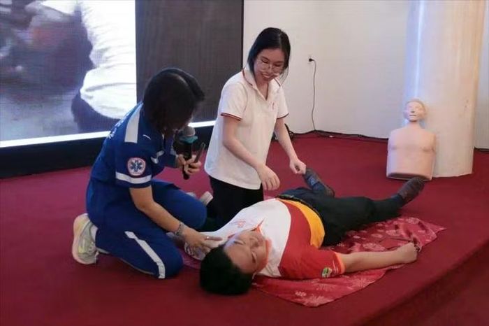 Các tình nguyện viên được hướng dẫn tiếp cận người bệnh an toàn. (Ảnh: Trung tâm Cấp cứu 115 TP HCM)