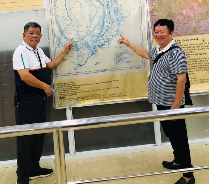 Nhà báo Nguyễn Văn Bình (bên phải) và nhà báo Đào Lê Bình, Tổng Biên tập Báo An ninh Thủ đô thời kỳ (1994 - 2005) trong một chuyến công tác tại các tỉnh miền Tây, năm 2001