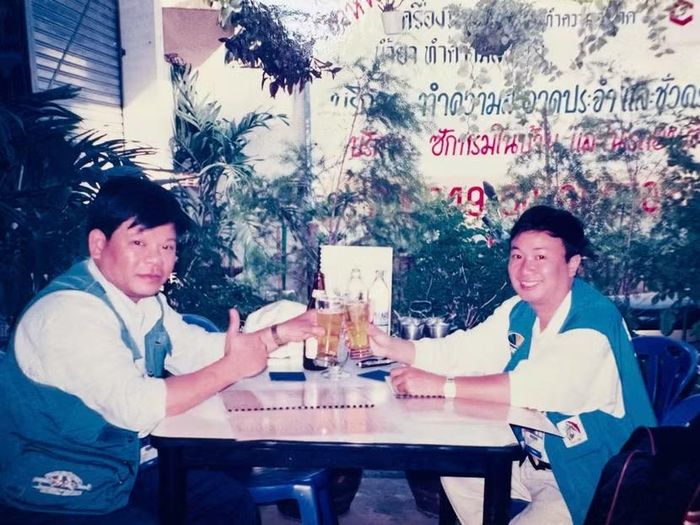 Nhà báo Nguyễn Văn Bình (bên phải) và nhà báo Đào Lê Bình, Tổng Biên tập Báo An ninh Thủ đô thời kỳ (1994 - 2005) trong chuyến tác nghiệp tại SeaGames 18 tại Chiềng Mai, Thái Lan, năm 1995