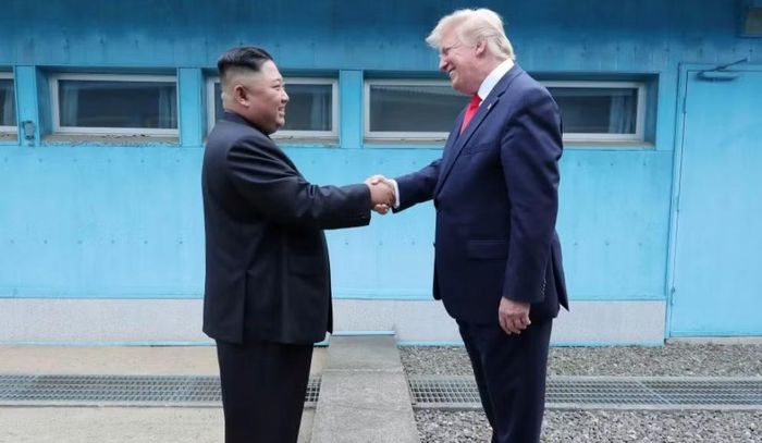 "Tôi có quan hệ tốt đẹp với lãnh đạo Triều Tiên Kim Jong-un là điều tốt, chẳng phải chuyện xấu. Ông ấy sở hữu 57 vũ khí hạt nhân cực kỳ lợi hại. Đáng lẽ không bao giờ được để điều đó xảy ra", ông Trump phát biểu tại Nhà Trắng.