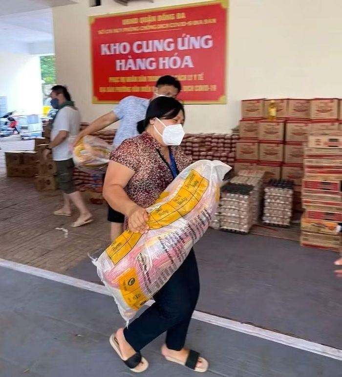 Chủ tịch UBND phường Văn Miếu (cũ) Nguyễn Thị Vân Anh không quản ngại bê đồ tiếp tế cho người dân bị cách ly trên địa bàn phường trong đại dịch Covid-19