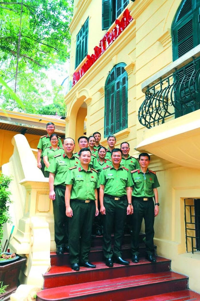 Thiếu tướng Nguyễn Ngọc Quyền, Phó Bí thư Đảng ủy, Phó Giám đốc CATP Hà Nội chụp ảnh lưu niệm với cán bộ, chiến sĩ An ninh Thủ đô nhân kỷ niệm 101 năm Ngày Báo chí Cách mạng Việt Nam (21-6-1925/21-6-2026)