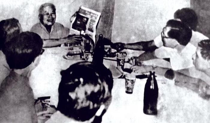 Năm 1979, đồng chí Phạm Hùng, Ủy viên Bộ Chính trị, Phó Thủ tướng kiêm Bộ trưởng Bộ Nội vụ đến thăm Báo An ninh Thủ đô tại trụ sở số 85 Trần Hưng Đạo