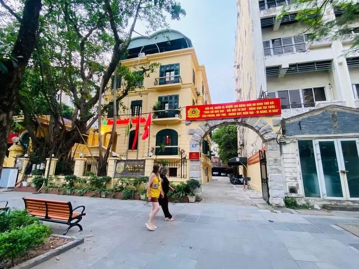 Trụ sở tòa soạn An ninh Thủ đô ở 82 phố Lý Thường Kiệt hiện nay là tòa biệt thự cổ dưới bóng cây đa cổ thụ