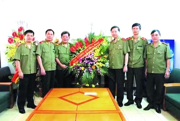 Tổng Bí thư - Chủ tịch nước Tô Lâm khi giữ cương vị lãnh đạo Bộ Công an luôn dành sự quan tâm tới sự phát triển của Báo An ninh Thủ đô (Trong ảnh: Thượng tướng Tô Lâm (thứ 3 từ phải sang) tới thăm, chúc mừng Báo An ninh Thủ đô nhân Ngày Báo chí Cách mạng Việt Nam 21-6-2014)