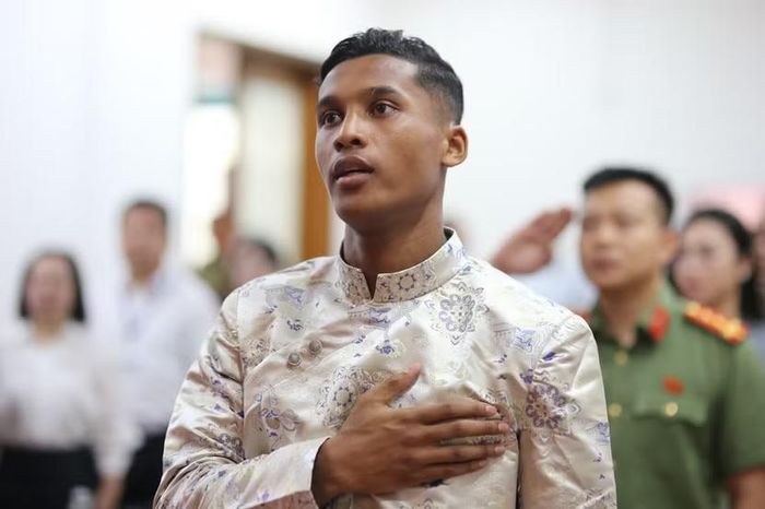 Adou Minh hát vang Quốc ca Việt Nam