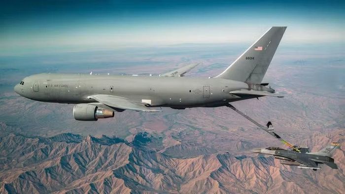 Chiếc KC-46A Pegasus tiếp nhiên liệu cho tiêm kích F-16 Fighting Falcon trên bầu trời bang Arizona, Mỹ. Ảnh: Không quân Mỹ