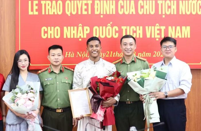 Adou Minh hạnh phúc trong ngày chính thức nhận quốc tịch Việt Nam