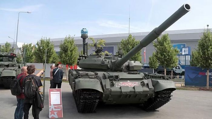 Một biến thể tương tự xe phá mìn UR-77 Meteorit nhưng dùng khung gầm T-62, được thiết kế để dọn đường xuyên qua bãi mìn dày đặc cũng được trưng bày.