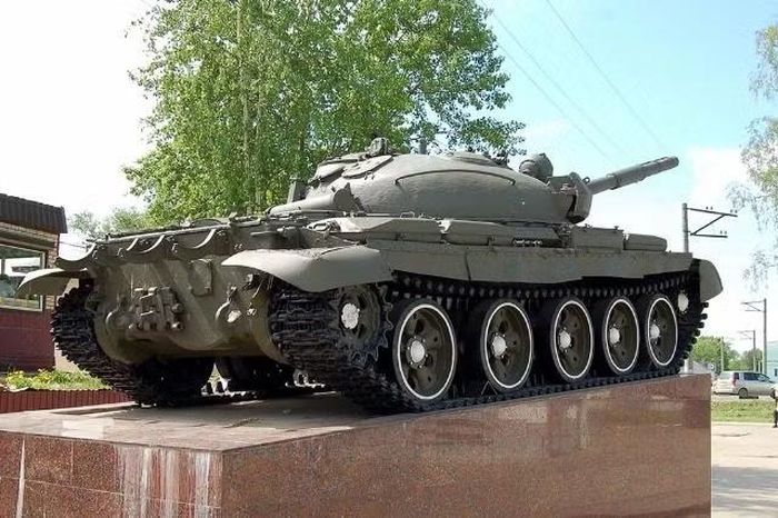 Ngay từ những năm 1970, xe tăng hạng trung T-62 đã bắt đầu được trang bị súng máy phòng không DShKM và thiết bị đo khoảng cách bằng laser KTD-1.