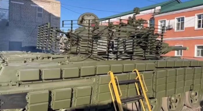 Nói về trang bị tên lửa cho xe tăng T-62, loại Malyutka đã được thử nghiệm nhưng chưa bao giờ được lắp đặt trên các xe tăng sản xuất hàng loạt. Ngoài ra còn có xe tăng tên lửa IT-1, được chế tạo trên khung gầm T-62; những chiến xa này được sản xuất với số lượng nhỏ.