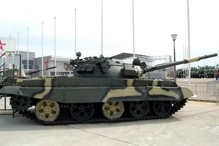 Vào thập niên 1980, xe tăng T-62M và T-62MV cải tiến đã ra mắt. Phiên bản T-62M được trang bị thêm giáp ở phần trước của tháp pháo và thân xe, nhận biệt danh "lông mày của Ilyich", trong khi biến thể T-62MV tích hợp giáp phản ứng nổ Kontakt-1.