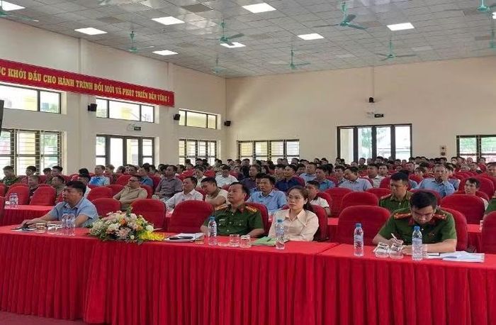 Các đại biểu tham dự Hội nghị tại xã Nội Bài