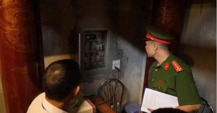 Cán bộ Đội CC&CNCH khu vực số 22 kiểm tra hệ thống điện tại khu di tích