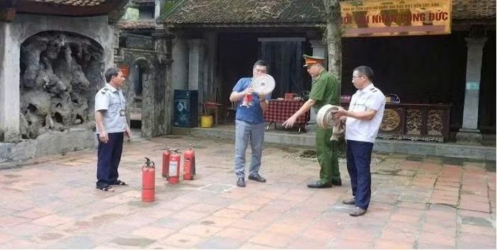 Cán bộ Đội CC&CNCH khu vực số 22 hướng dẫn các biện pháp PCCC và cách sử dụng các phương tiện chữa cháy tại chỗ