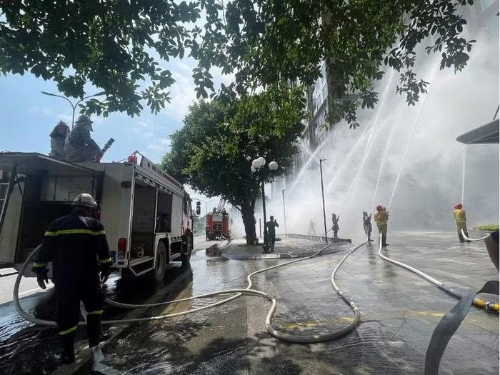 Đội CC&CNCH khu vực phối hợp triển khai đội hình 2 lăng B chữa cháy