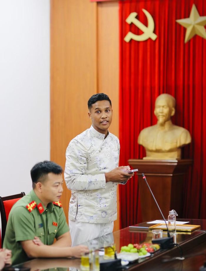 Adou Minh chia sẻ khi mới tới Việt Nam cách đây 2 năm, anh chỉ nghĩ tới việc chơi bóng đá. Nhưng càng ngày, anh càng cảm thấy sự thoải mái, tự tin khi hòa nhập văn hóa nơi đây, từ đó có ý định nhập quốc tịch để được thi đấu với tư cách cầu thủ Việt Nam