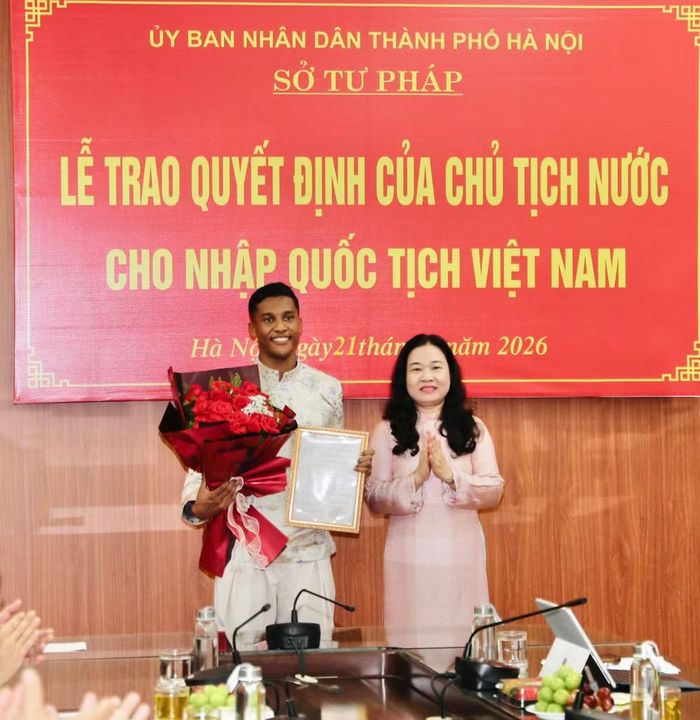 Phó Giám đốc Sở Tư pháp thành phố Hà Nội Phạm Thị Thanh Hương trao quyết định cho Adou Minh