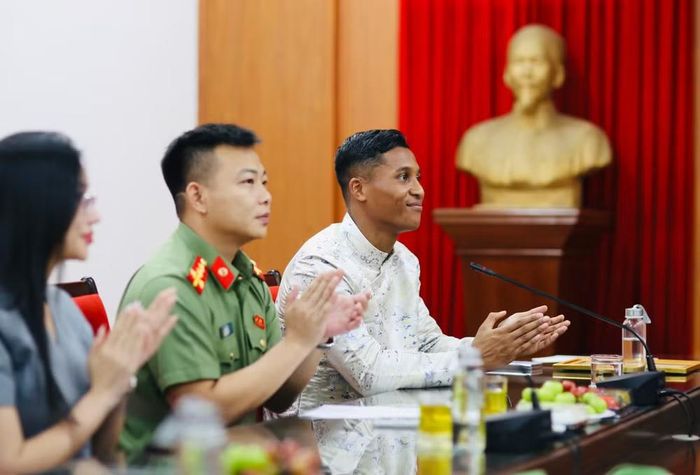 Adou Minh rạng rỡ trong ngày chính thức có quốc tịch Việt Nam