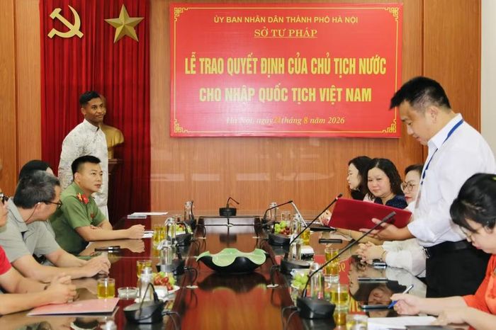 Đại diện Sở Tư pháp thành phố Hà Nội đọc Quyết định của Chủ tịch nước CHXHCN Việt Nam công nhận Adou Minh - tên tiếng Việt là Nguyễn Adou Legley Minh, sinh 9/9/1997 tại Cộng hòa Pháp - là công dân Việt Nam