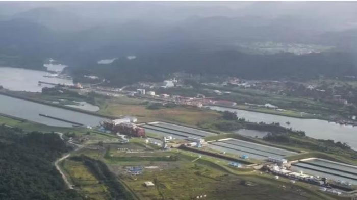 Một tàu chở hàng đi qua âu tàu Cocoli của kênh đào Panama vào ngày 19-8-2026