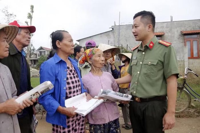 Ban Biên tập An ninh Thủ đô thăm hỏi, tặng quà bà con bị ngập lụt ở Thôn Bắc Cổ Hiền, xã Hiền Ninh, huyện Quảng Ninh, tỉnh Quảng Bình (năm 2020)