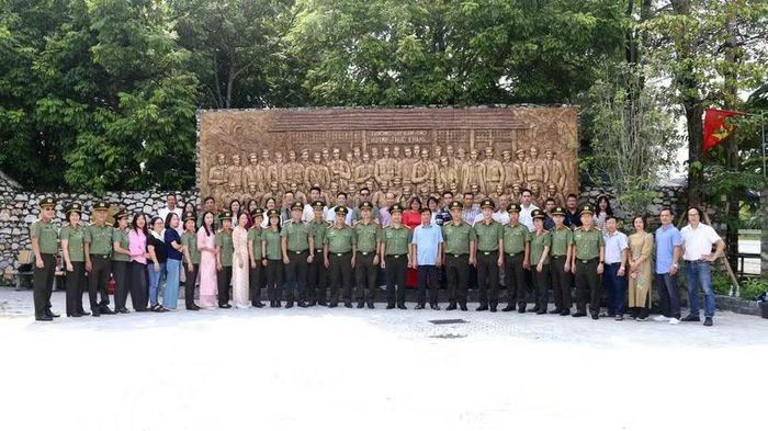 Tập thể Ban Biên tập và cán bộ, chiến sĩ, phóng viên, biên tập viên, người lao động An ninh Thủ đô tham gia chương trình sinh hoạt chính trị về nguồn tại Di tích lịch sử quốc gia Trường dạy làm báo Huỳnh Thúc Kháng, tỉnh Thái Nguyên, ngày 11-7-2026
