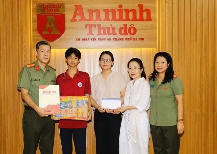 Báo An ninh Thủ đô đã chung tay hỗ trợ con liệt sĩ công an, con cán bộ chiến sĩ công an mồ côi, có hoàn cảnh khó khăn qua những khoản trợ cấp hàng tháng được duy trì đều đặn