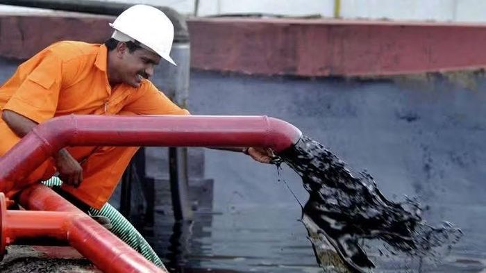 Nga bán cho Ấn Độ nhiều hơn mua rất nhiều. Nhưng các quốc gia thường giao dịch bằng đồng nội tệ, trong khi Nga hầu như không có nơi nào để tiêu đồng rupee, và nếu tỷ giá hối đoái giảm giá, mọi chuyện sẽ trở nên tồi tệ.